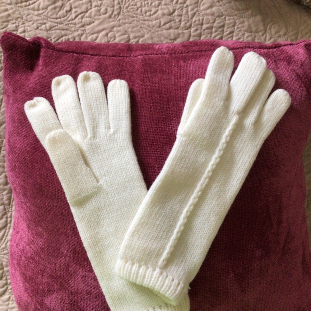 Lovely Cream Colored gloves